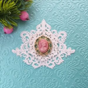 Гибкий комплект Кружевной с брошью камеей.