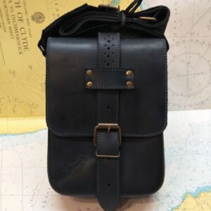 Сумка чоловіча з ременем через плече, чорний колір, шкіра Crazy Horse, 21*15,5*5 см.