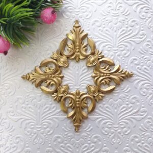 Ажурна квадратна рамка-накладка, гнучка, золотий металік, 6,5*6,5 см.