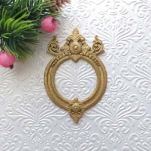 Ажурна рамка кругла лита, гнучка, золотий металік, 7,5*5 см.