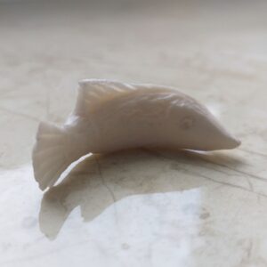 Окимоно Рыбка, кость, ручная резьба, 4*1,5 см.